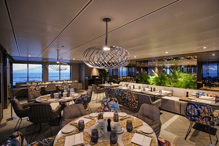 Restaurants, Bars & Cafés on Emerald Sakara